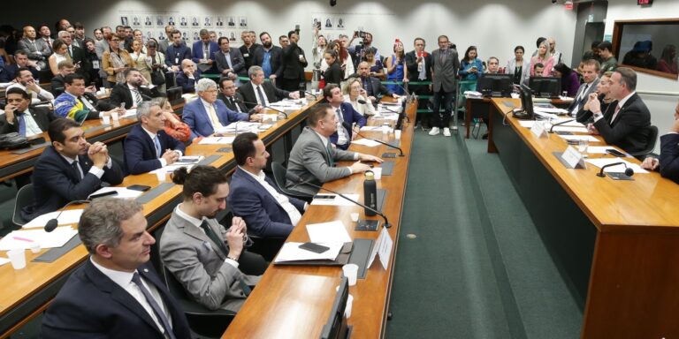 Câmara dos Deputados Arquiva Representação Contra Eduardo Bolsonaro: Entenda o Caso Imagem do artigo