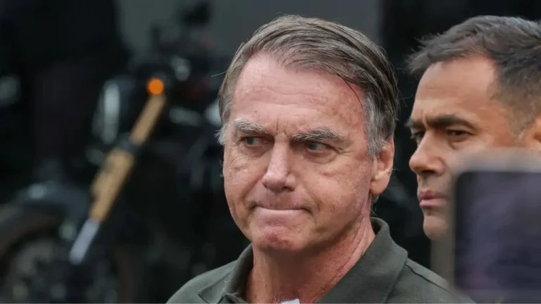 Bolsonaro Passa o Réveillon no Hospital Após Procedimento Médico Contra Soluços