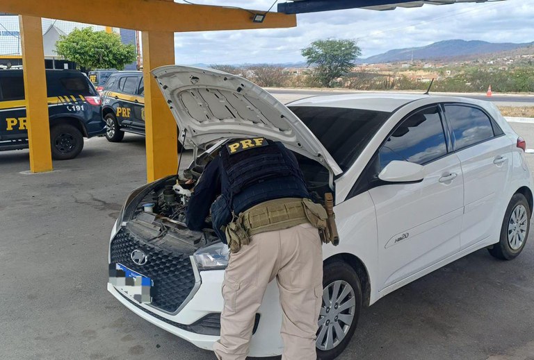 Carro Roubado é Recuperado pela PRF em São Caetano no Pernambuco Carro Roubado é Recuperado pela PRF em São Caetano no Pernambuco