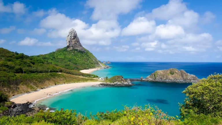 Descubra o Paraíso Brasileiro: Fernando de Noronha e Suas Águas Cristalinas