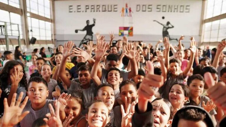 Escola do Litoral Paulista Ganha Prêmio Mundial e Inicia Revolução Educacional em SP