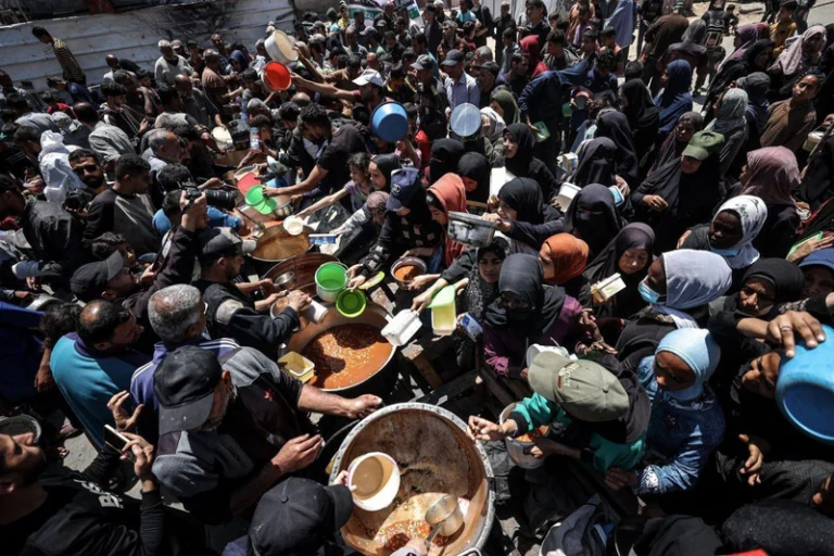 Israel Ameaça Proibir 37 ONGs em Gaza; Comunidade Internacional Reage à Crise Humanitária