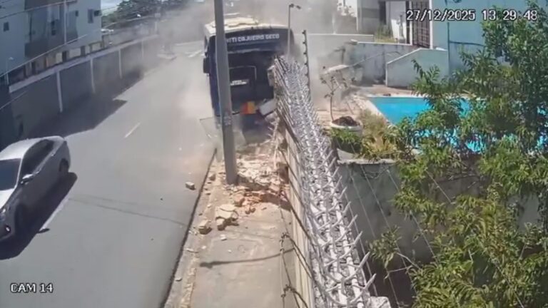 Motorista de ônibus enfrenta tentativa de assalto e provoca acidente; imagens do ocorrido chocam
