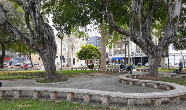 Praça Costa Pereira: Um Ícone de História e Cultura no Centro de Vitória