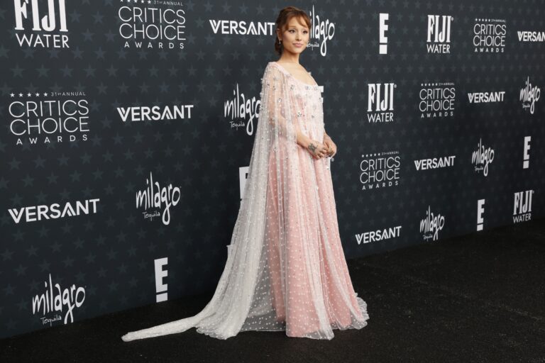 Ariana Grande Brilha como Morena no Critics Choice Awards 2026 com Estilo Inspirado em Glinda