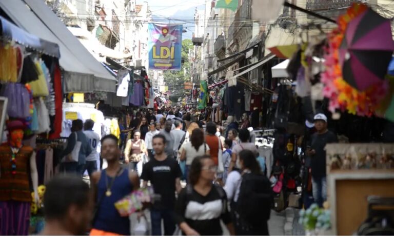 Aumento das Contratações de Pessoas Acima de 50 Anos no Comércio