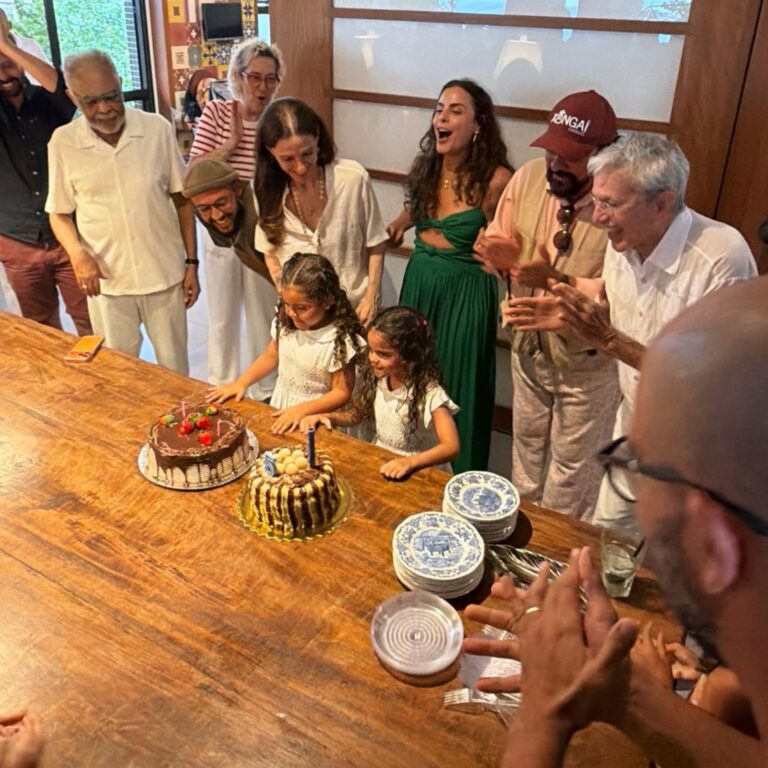 Caetano Veloso e Gilberto Gil Reencontram-se em Salvador Durante Férias de Verão