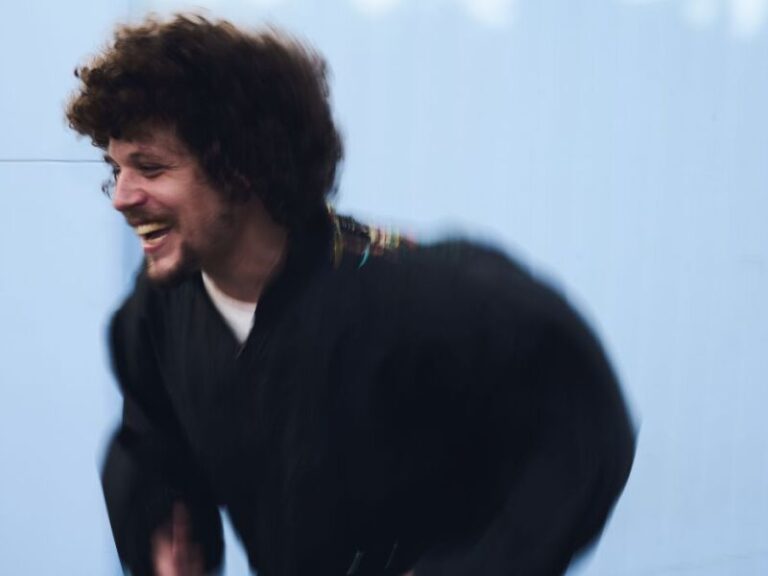 Chico Chico Lança Novo Álbum em Show Imperdível no Teatro RioMar