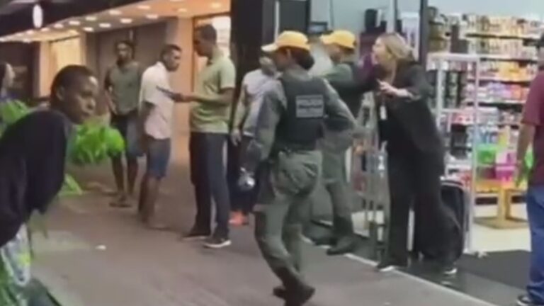 Confusão em loja no Centro do Recife: Homem armado gera tumulto; assista ao vídeo Confusão em loja no Centro do Recife: Homem armado gera tumulto; assista ao vídeo