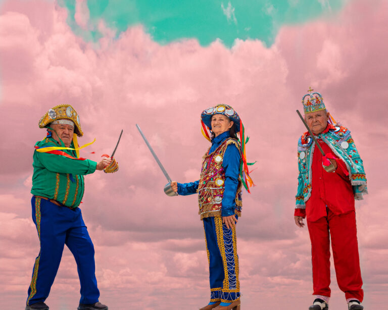 Cores e Tradições: Exposição 'Espelho de Brincantes' Revela Indumentárias do Reisado de Garanhuns