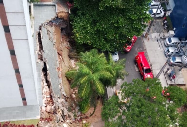 Desabamento de Marquise em Edifício no Espinheiro: Incidente Sem Feridos Desabamento de Marquise em Edifício no Espinheiro: Incidente Sem Feridos