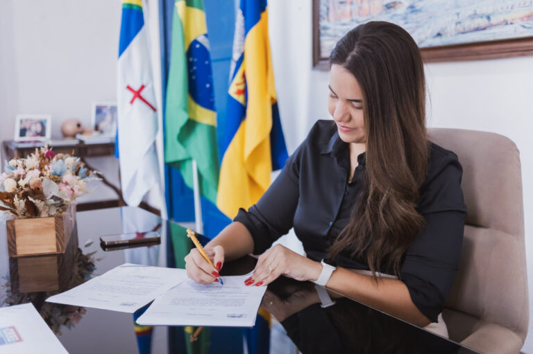 Prefeita de Olinda, Mirella Almeida, veta emenda que garantia prazos de pagamento para o Carnaval