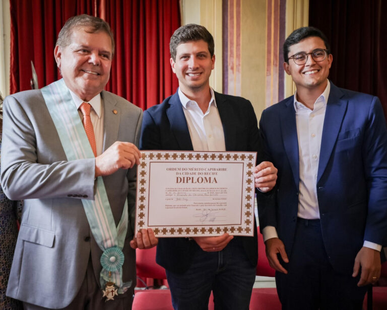 Prefeitura do Recife Homenageia Desembargador Ricardo Paes Barreto com Medalha do Mérito Capibaribe