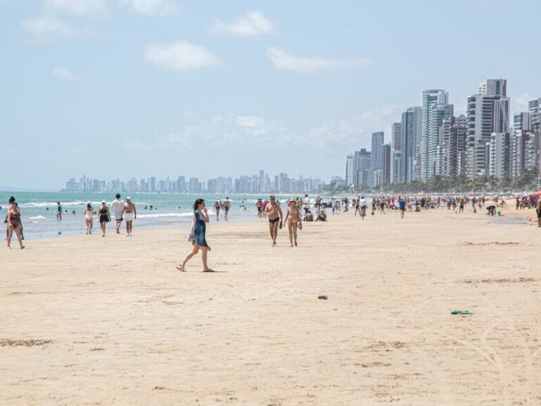 Primeira Manhã de 2026 nas Praias do Recife: Movimento Moderado e Muitas Expectativas