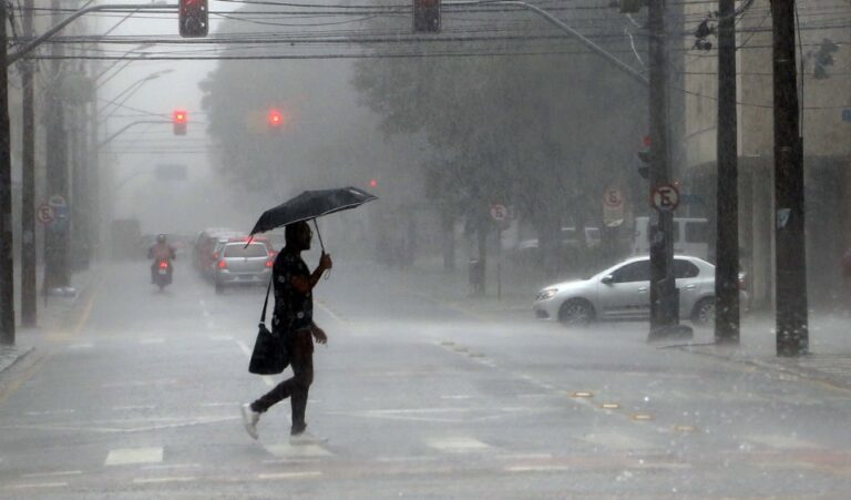 Primeiro Dia do Ano Trará Temporais em Todo o Paraná; Veja a Previsão Completa