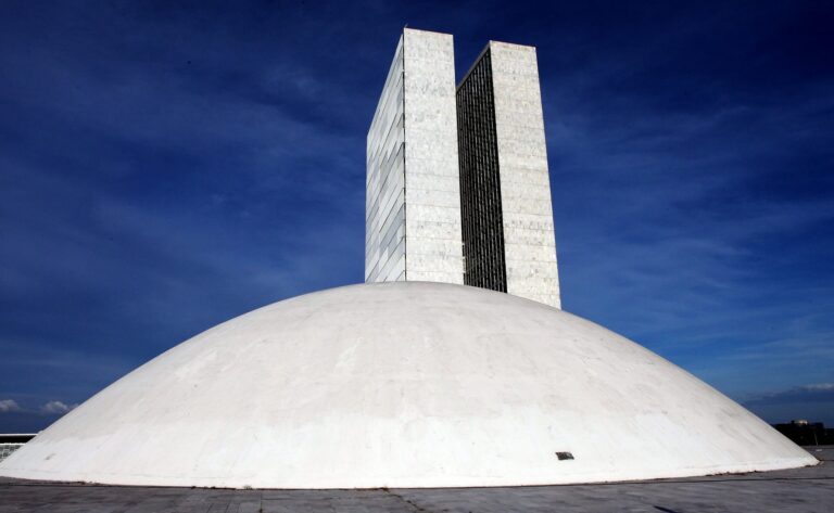 Proposta Impõe Formação e Registro para Professores de Educação Física em Escolas