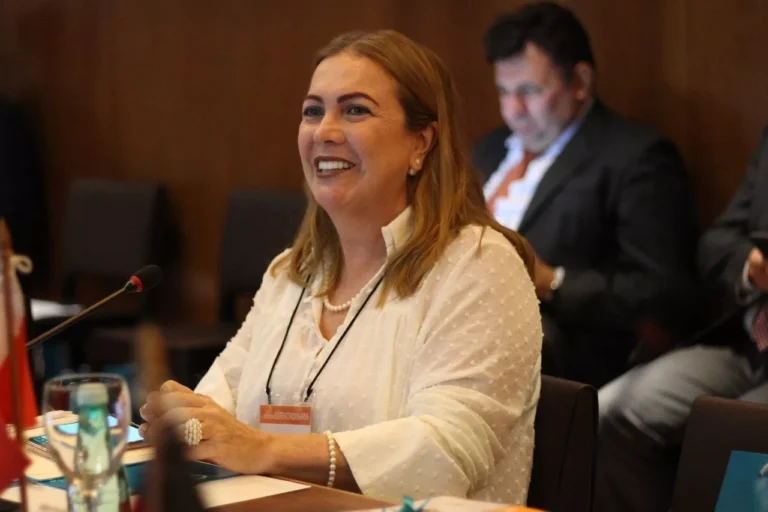 Secretária defende taxação de jogos e aposta na educação integral para enfrentar desafios sociais