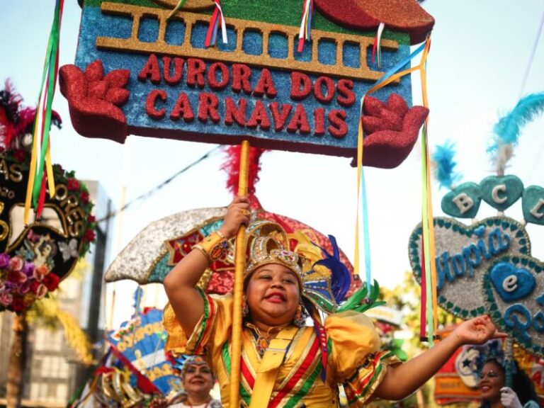 Aurora dos Carnavais: Um Mergulho na Memória do Frevo de Bloco no Recife