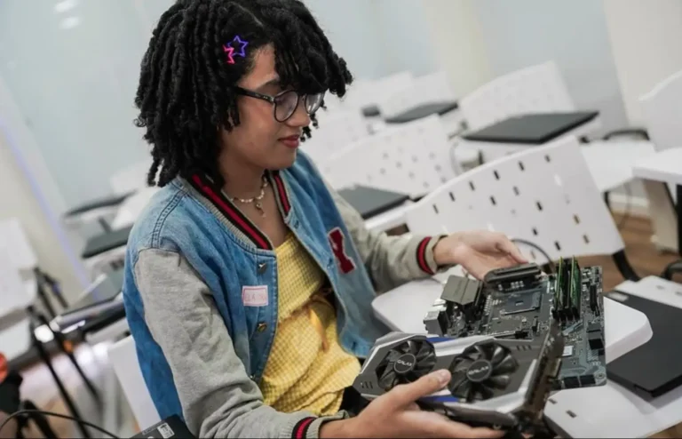 Carreta Digital: Cursos de Tecnologia para Inclusão de Pessoas Trans e Travestis em Recife Carreta Digital: Cursos de Tecnologia para Inclusão de Pessoas Trans e Travestis em Recife