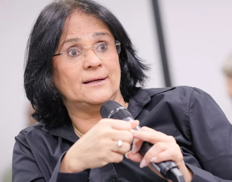 Damares Alves Aciona Justiça Eleitoral Contra Homenagem de Escola de Samba a Lula