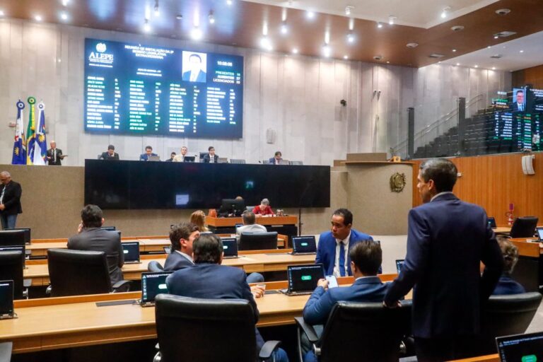 Deputados Retomam Atividades Legislativas em Pernambuco: Tensão com o Governo
