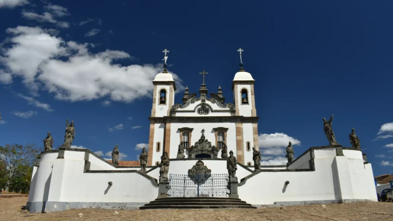 Descubra Minas Gerais: 5 Destinos Imperdíveis para o Turismo da Fé
