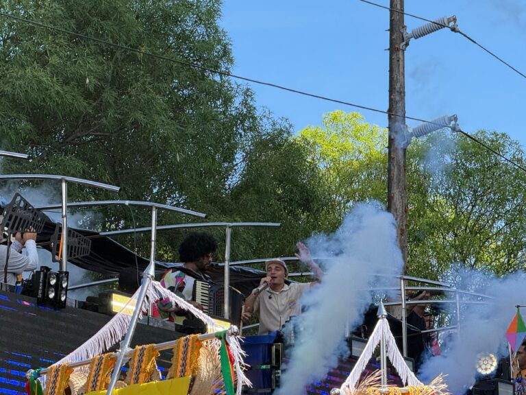 João Gomes Arrasta Multidão com 'Drilha Junina' em Desfile Inédito no Recife