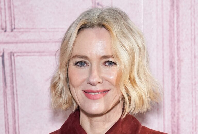 Naomi Watts Reflete Sobre Envelhecimento Natural: 'Não Quero Lutar Para Parecer de 25 Anos'