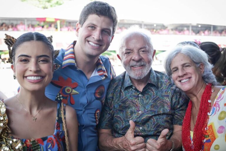 Lula Participa do Desfile do Galo da Madrugada em Recife ao Lado de Líderes Locais Imagem do artigo
