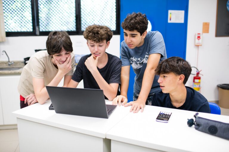 Regulamentação da IA na Educação: Propostas para Proibir Correção Automática de Dissertativas