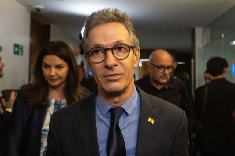 Zema Critica Idolatria Política e Aponta Cansaço do Radicalismo nas Eleições 2024