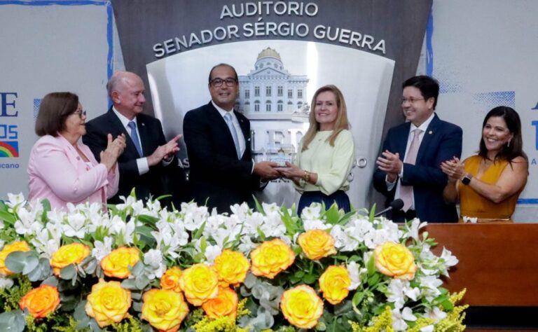 Alepe Confere Título de Cidadão Pernambucano a Sidney Batista Neves, Superintendente do HCP