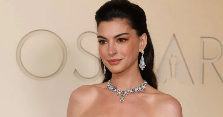 Anne Hathaway Revela Truque de Beleza para Efeito de 'Facelift' no Oscar 2026