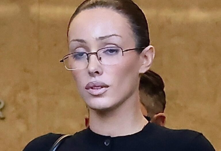 Bianca Censori, Esposa de Kanye West, Surpreende com Look Discreto no Tribunal