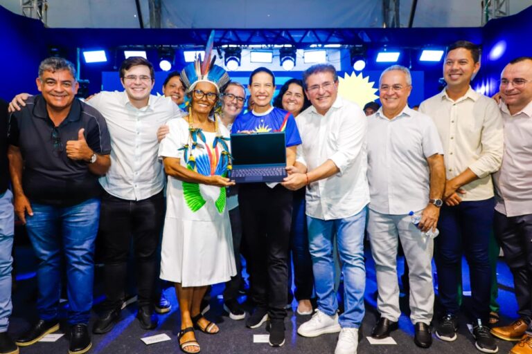 Circuito Literário de Pernambuco: Raquel Lyra Entrega Notebooks e Incentivo à Leitura