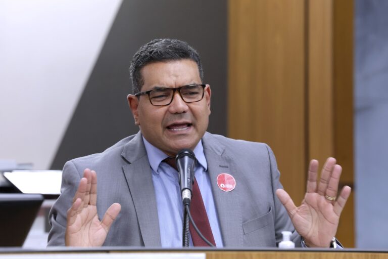 Conselheiro do TCE-MG Recebe Título de Cidadão Honorário em Cerimônia Especial