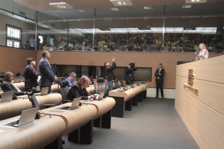 Debates acalorados sobre votos de aplausos na Câmara Municipal do Recife