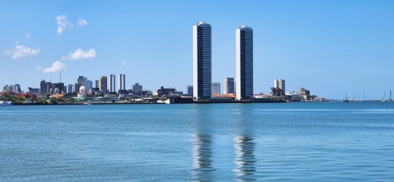Festa no Recife gera polêmica: Alunos do Colégio Damas sob críticas após evento com tema 'Deu a louc