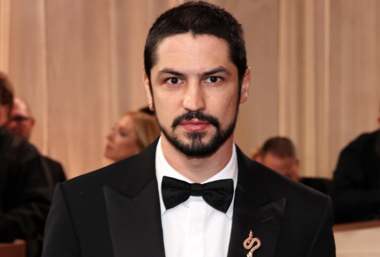 Gabriel Leone Adota Visual Impactante às Vésperas do Oscar 2026