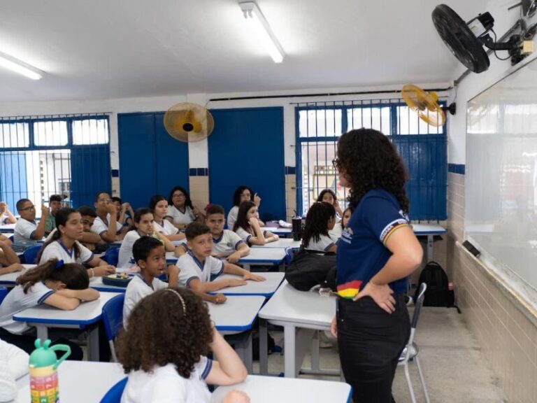 Governador de Pernambuco Propõe Reajuste Salarial para Professores da Rede Estadual