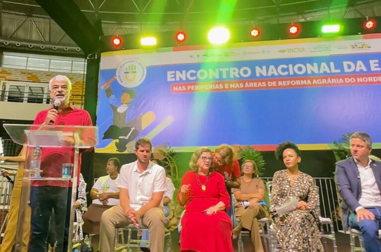 Humberto Costa Celebra Formatura de Seis Mil Alunos da Educação de Jovens e Adultos