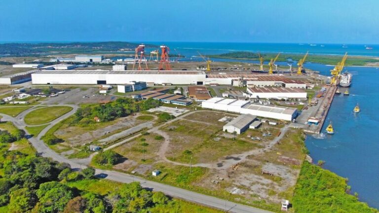 Impacto da Chegada dos Equipamentos da APM Terminals na Economia e Política de Pernambuco