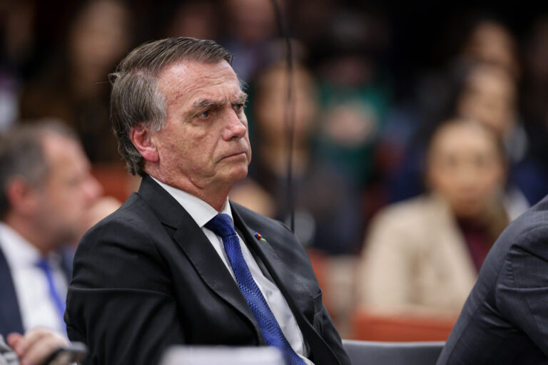 Internação do Ex-Presidente Bolsonaro: Pneumonia e Complicações Renais Internação do Ex-Presidente Bolsonaro: Pneumonia e Complicações Renais