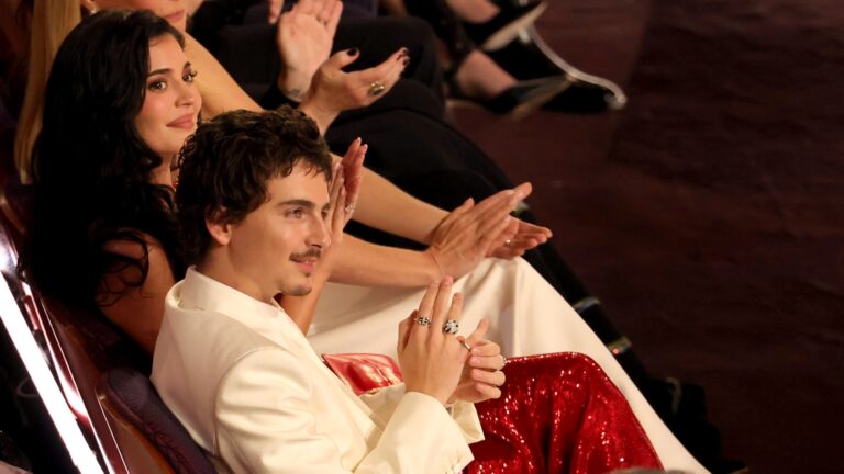 Kylie Jenner e Timothée Chalamet Brilham no Oscar 2026: Confira os Looks Deslumbrantes