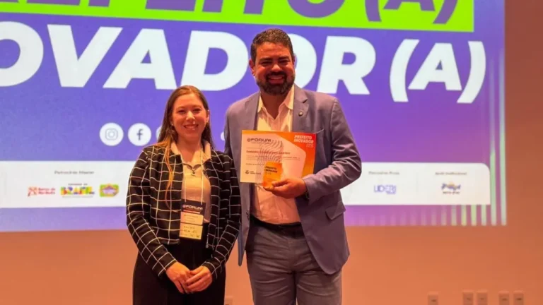 Prefeito Sandro Advogado Recebe Prêmio Inovador 2026 pela Gestão Tecnológica Prefeito Sandro Advogado Recebe Prêmio Inovador 2026 pela Gestão Tecnológica