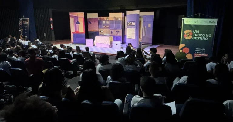 Projeto de Educação Financeira Revoluciona Escolas Públicas com Teatro e Oficinas