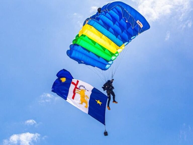 Recife comemora 489 anos com espetáculo de paraquedistas do Exército na Praia do Pina