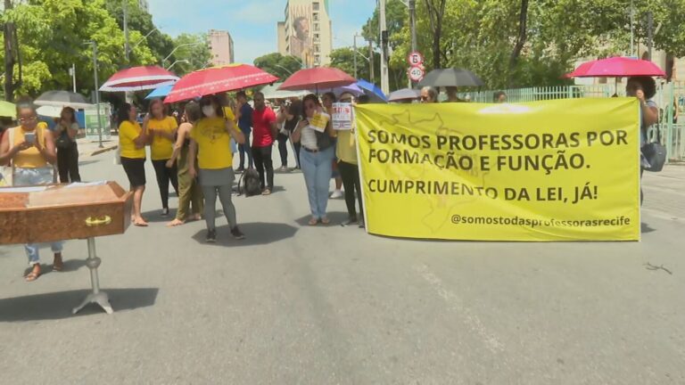 Servidores de Recife Protestam por Reajuste Salarial e Bloqueiam Rua no Centro
