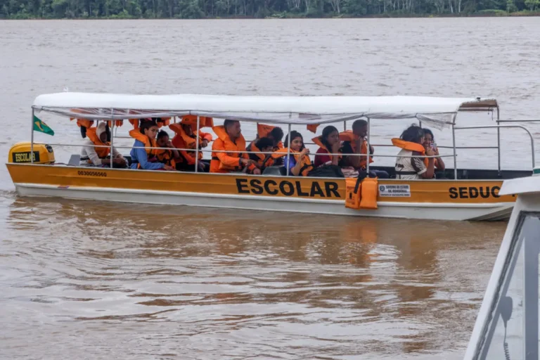 Transporte Escolar Fluvial: Transformando a Educação nas Comunidades Ribeirinhas