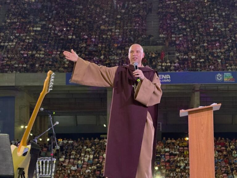 Vigília da Quaresma com Frei Gilson Atrai Mais de 50 Mil Fiéis na Arena de Pernambuco